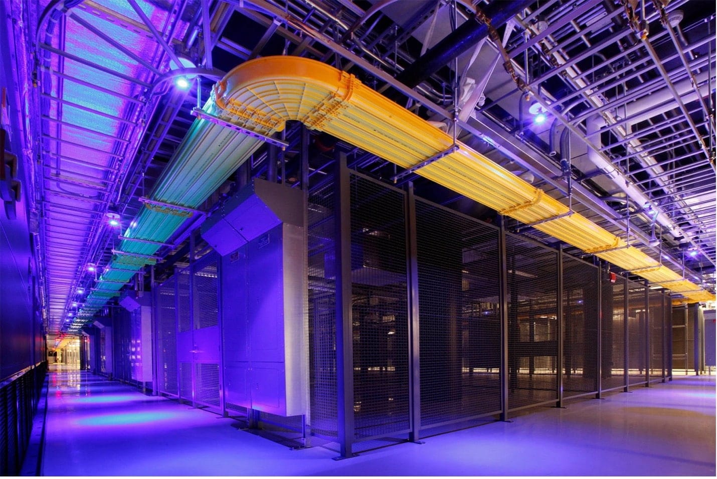 Data centre hall with overhead cable trays